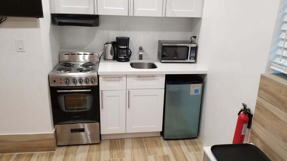 More Photos Of 1858 Dewey St, Hollywood Apartments For Sale