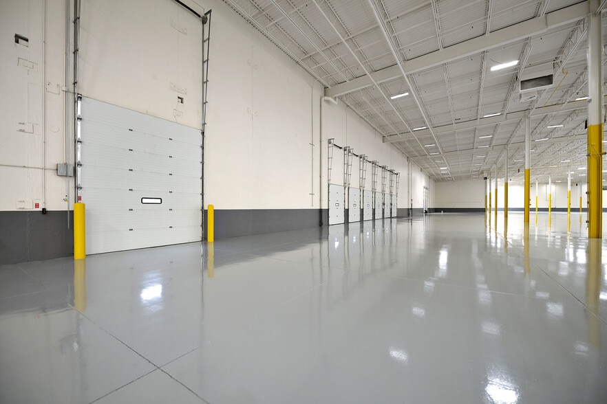 More Photos Of 2715 Davey Rd, Woodridge Distribution For Lease