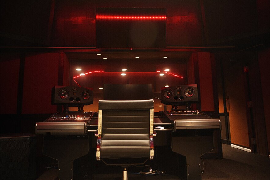 More Photos Of 6900 Melrose Ave, Los Angeles General Retail For Lease