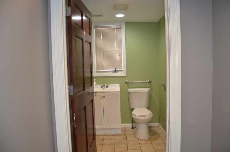 More Photos Of 718 N Bridge St, Yorkville Office For Lease