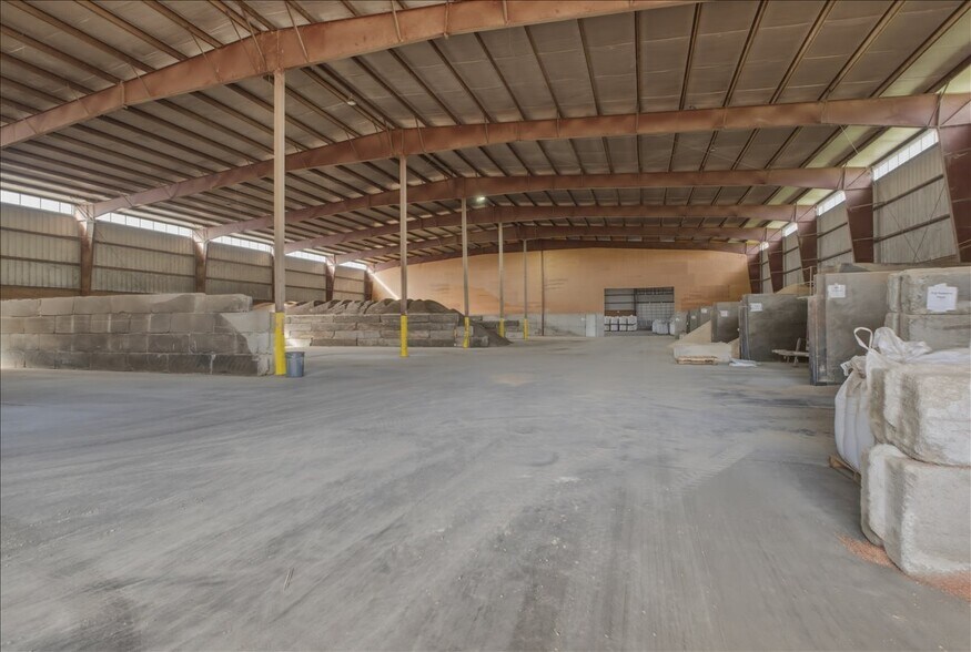 More Photos Of 6011 Grinde Ln NE, Silverton Flex For Lease