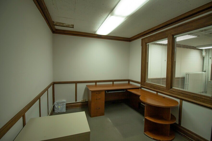 More Photos Of 301 Columbia St, Lafayette Office For Sale