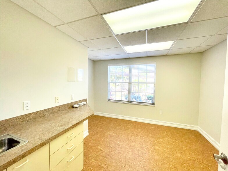 More Photos Of 15750 New Hampshire Ct, Fort Myers Medical For Lease