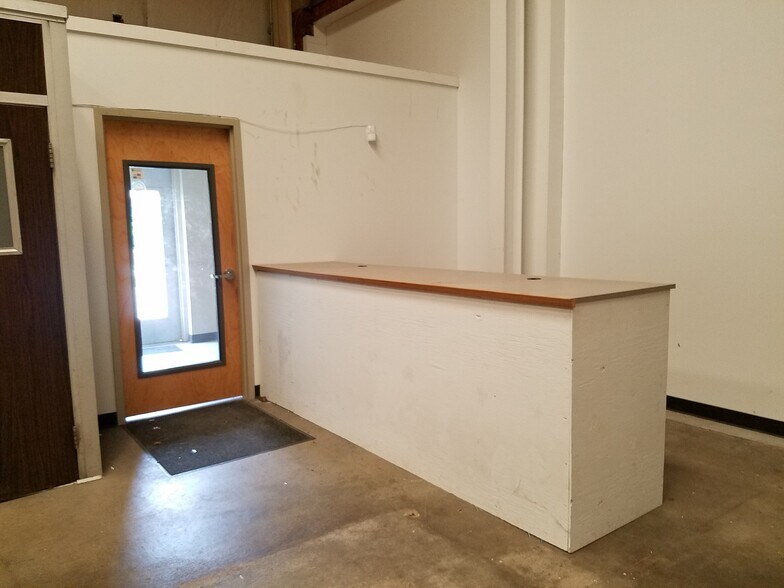 More Photos Of 330 W Main St, Benton Harbor Light Distribution For Lease