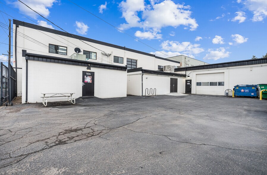 More Photos Of 104-108 W 31st St, Garden City Light Manufacturing For Sale