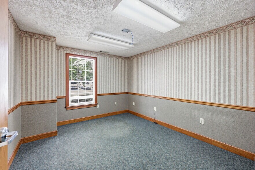 More Photos Of 1655 Oakbrook Dr, Gainesville Flex For Lease