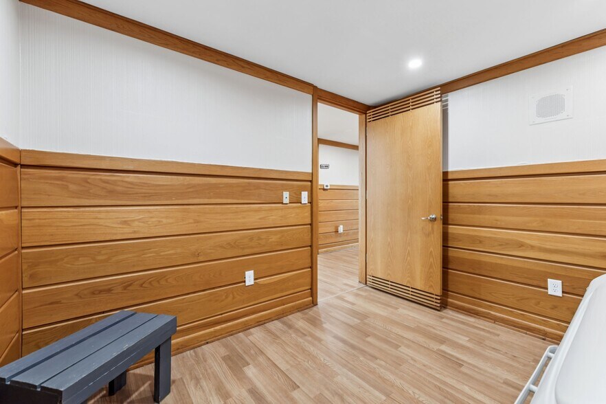 More Photos Of 506 College St W, Fayetteville Office For Sale