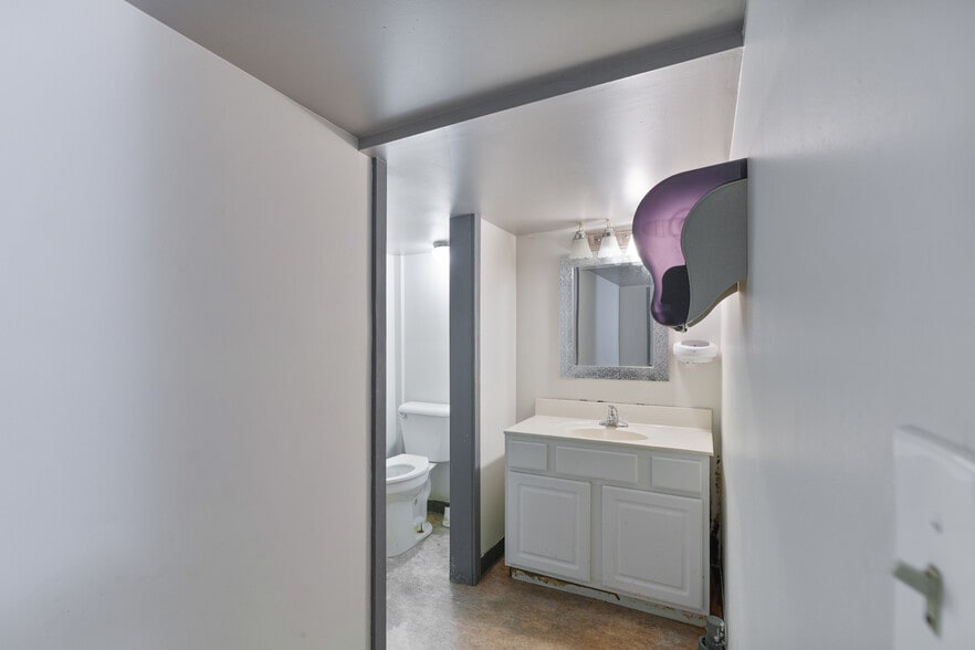 More Photos Of 194-198 Main St, Emmaus Restaurant For Sale