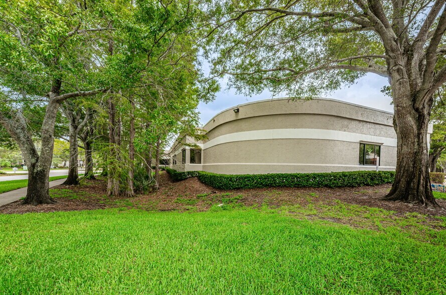 More Photos Of 3023 Eastland Blvd, Clearwater Office For Sale