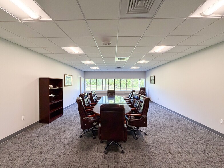 More Photos Of 123 Day Hill Rd, Windsor Manufacturing For Lease