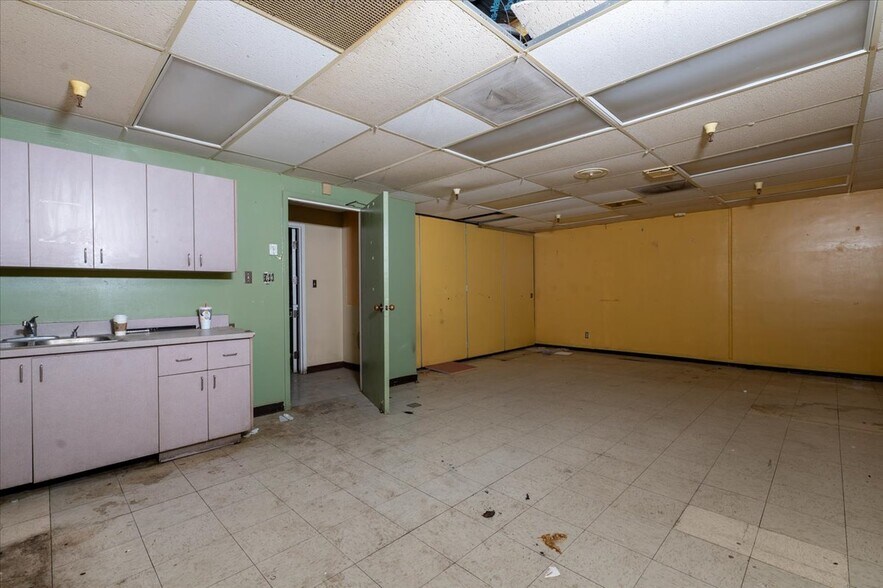 More Photos Of 147 W Shaw Ave, Clovis General Retail For Lease