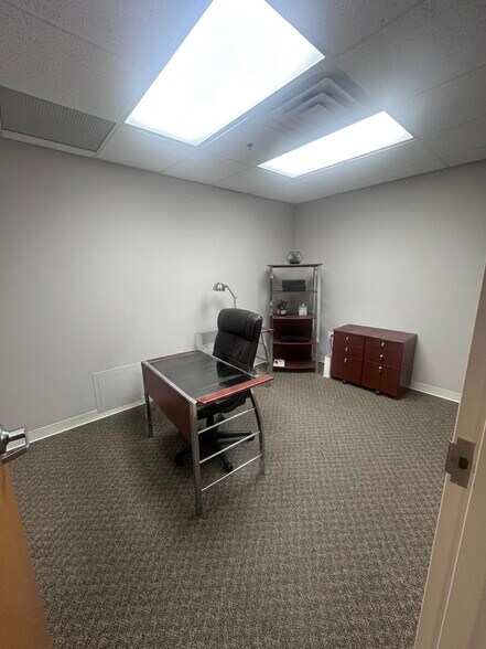 More Photos Of 948 E Franklin St, Dayton Office For Lease