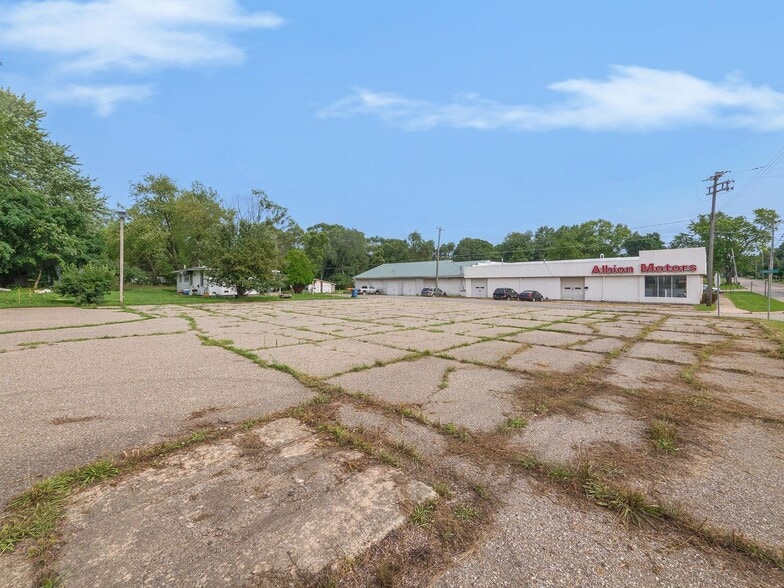 More Photos Of 600 N Clark St, Albion Auto Dealership For Sale