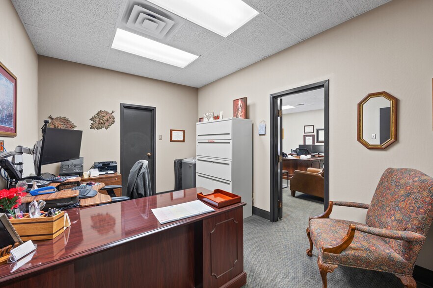 More Photos Of 8001 E R L Thornton Fwy, Dallas Office For Lease