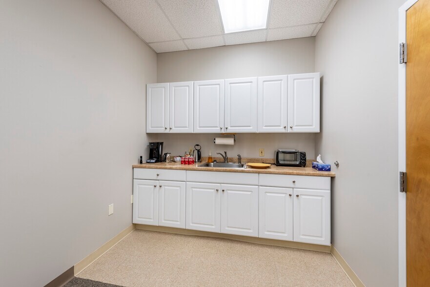 More Photos Of 12 Sammy McGhee Blvd, Jasper Medical For Sale