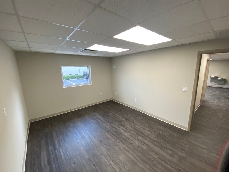 More Photos Of 8950 66th Ct N, Pinellas Park Warehouse For Lease