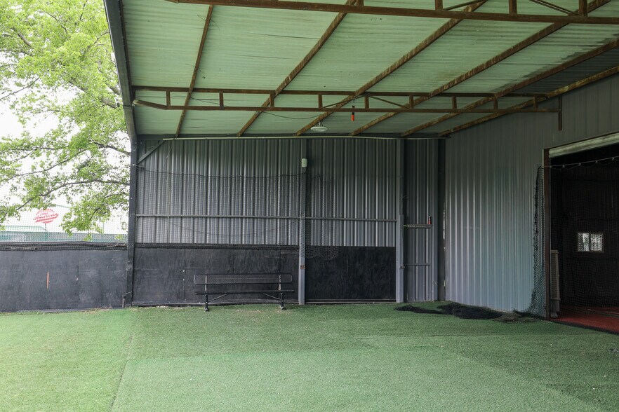 More Photos Of 415 Topeka Ave, Justin Warehouse For Sale