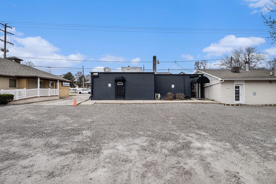 More Photos Of 8127 Miller Rd, Swartz Creek Office For Sale