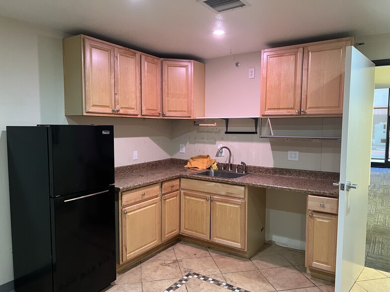 More Photos Of 460 W Larch Rd, Tracy Warehouse For Sale