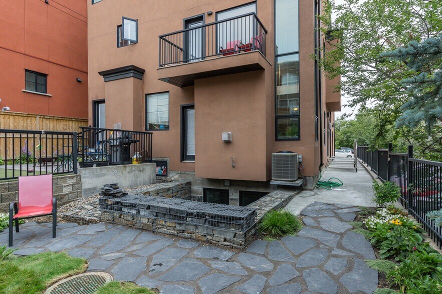 More Photos Of 1812 14A St SW, Calgary Office Residential For Sale