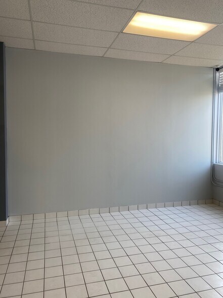 More Photos Of 1350 11 Av SW, Calgary Storefront For Sale