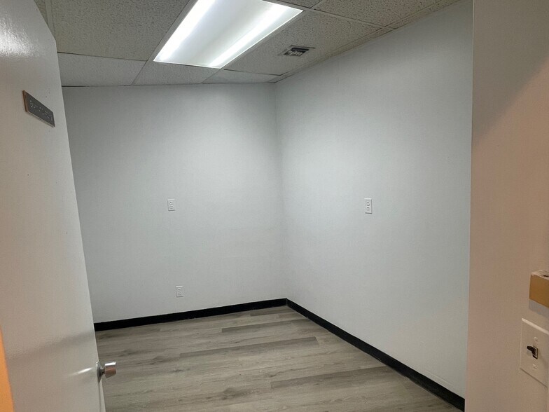 More Photos Of 17 Maple Dr, Great Neck Storefront Retail Office For Lease