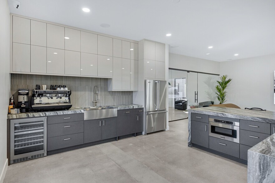 More Photos Of 7807 E Greenway Rd, Scottsdale Showroom For Sale