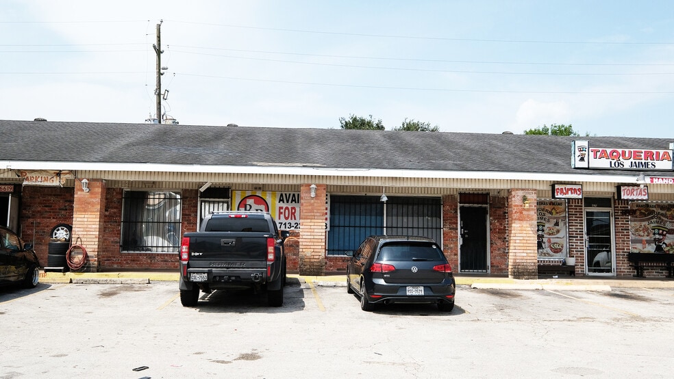 More Photos Of 6615-6627 Brittmoore Rd, Houston Storefront For Lease