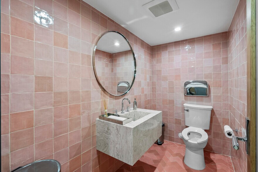 More Photos Of 24325 Main St, Newhall Office For Lease