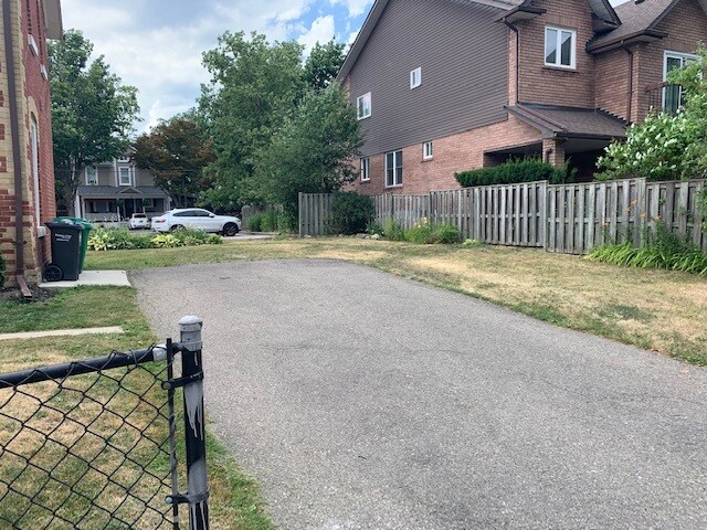 More Photos Of 266 Main St N, Brampton Office For Lease