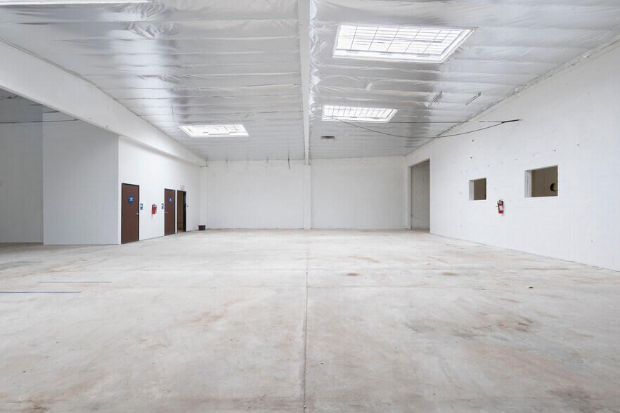 More Photos Of 2703 Southwest Dr, Los Angeles Warehouse For Lease