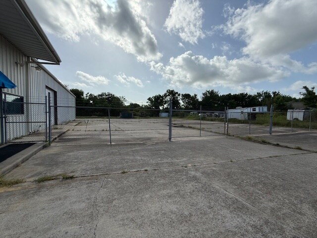 More Photos Of 1417 S Velasco St, Angleton Service For Sale