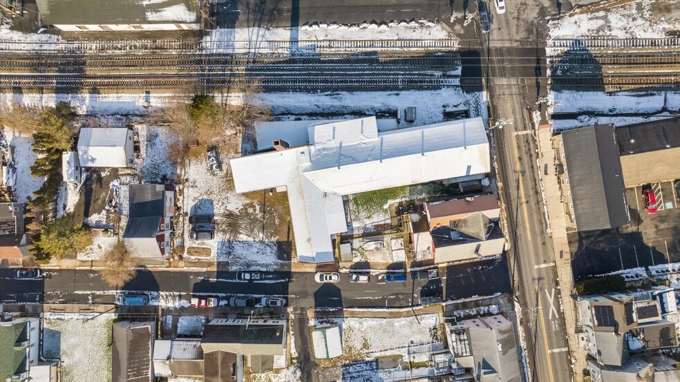 More Photos Of 102 S Richmond St, Fleetwood Warehouse For Sale