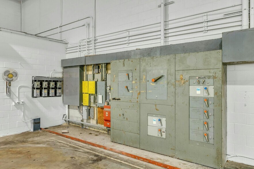 More Photos Of 45 Ranick Rd, Hauppauge Warehouse For Lease