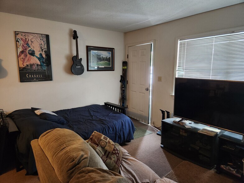 More Photos Of 53 -55 Rte 30 N, Castleton Flex For Sale