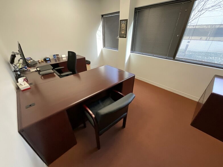 More Photos Of 2505 S Finley Rd, Lombard Office For Lease