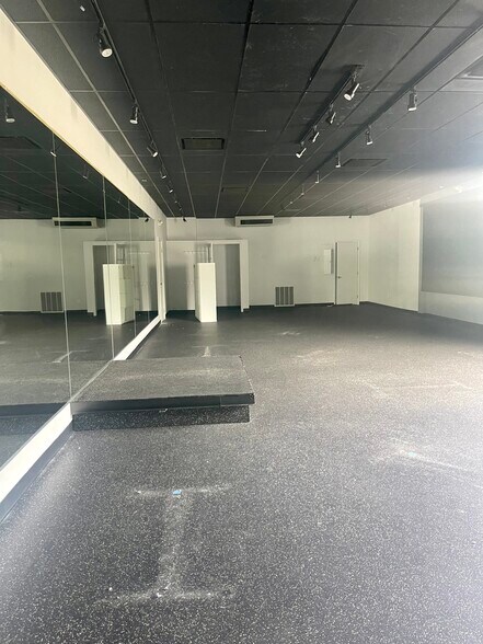 More Photos Of 1345 E Putnam Ave, Old Greenwich Storefront Retail Office For Lease
