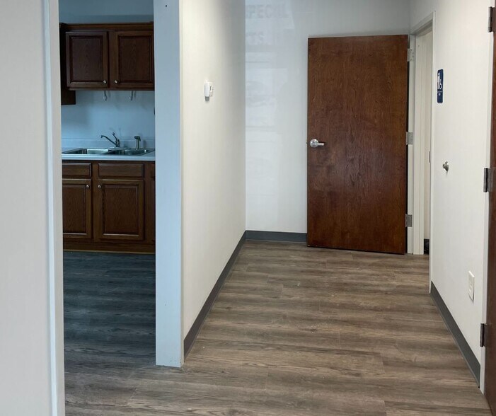 More Photos Of 1015 Nine North Dr, Alpharetta Light Distribution For Lease