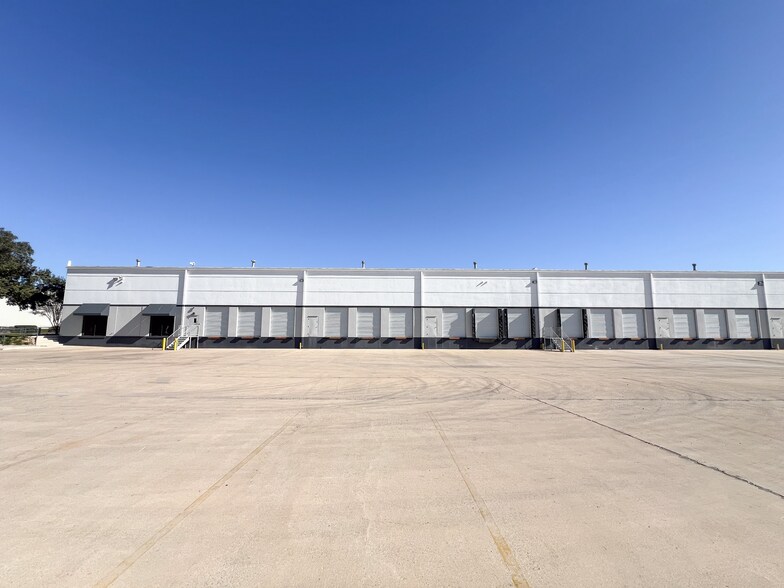 More Photos Of 5100 Kaepa Ct, San Antonio Distribution For Lease