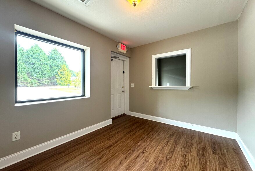 More Photos Of 144 Commerce Pky, Cornelia Flex For Sale