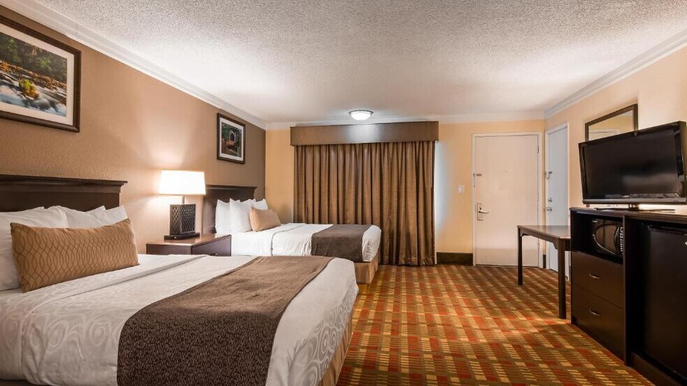 More Photos Of 760 NW Garden Valley Blvd, Roseburg Hotel For Sale