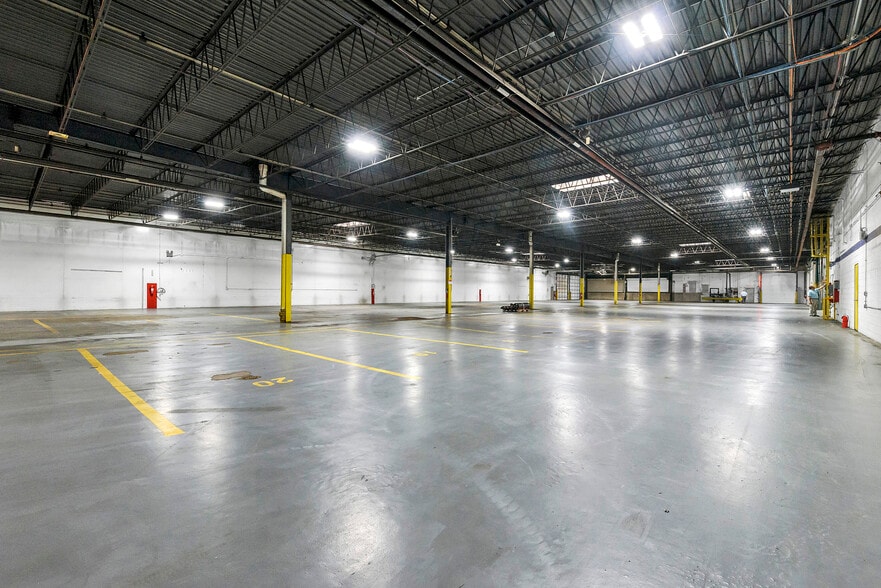 More Photos Of 1200 E Devon Ave, Elk Grove Village Warehouse For Lease
