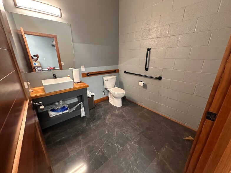 More Photos Of 1623-1635 Chicago Dr SW, Grand Rapids Freestanding For Lease