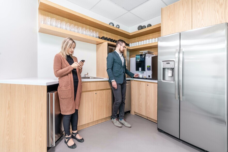 More Photos Of 200 Bay St, Toronto General Retail For Lease