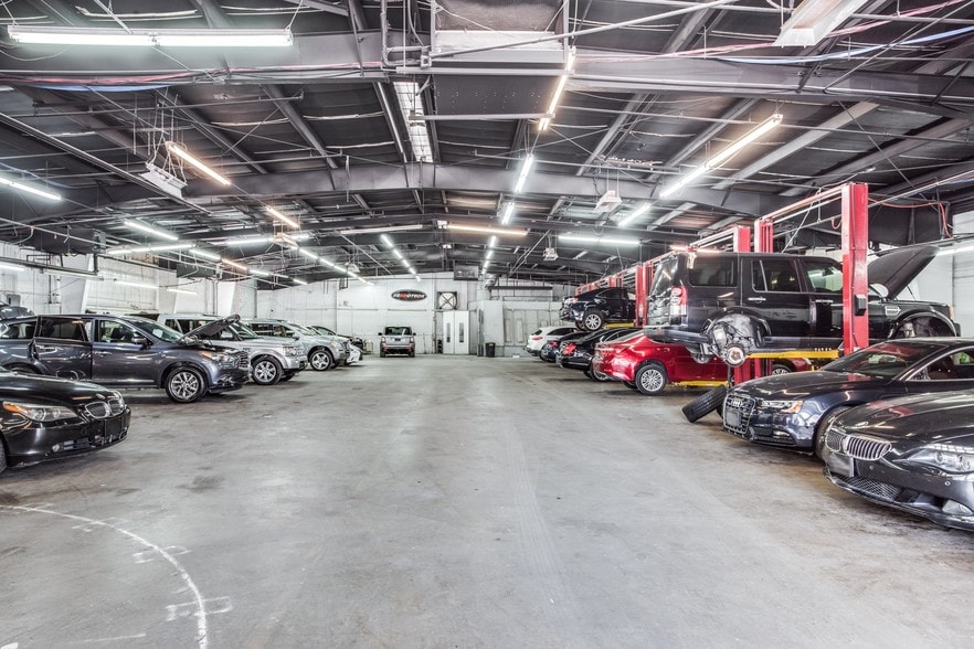 More Photos Of 11603-11607 Denton Dr, Dallas Showroom For Sale