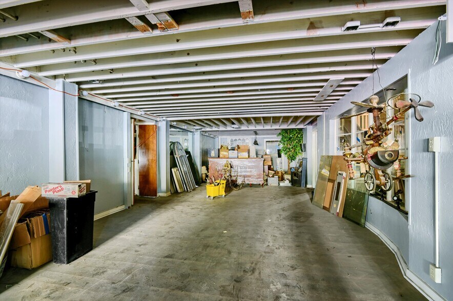 More Photos Of 115 S Travis St, Sherman General Retail For Sale