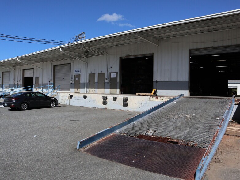 More Photos Of 572-2 Appleyard Dr, Tallahassee Warehouse For Lease