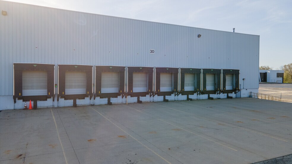 More Photos Of 4000 Auburn St, Rockford Distribution For Lease