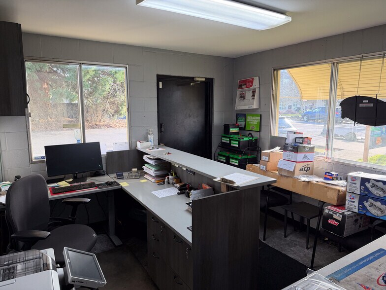 More Photos Of 9053 SW Burnham St, Portland Auto Repair For Sale