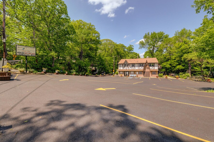 More Photos Of 393 Maxim Dr, Hopatcong Storefront Retail Residential For Sale